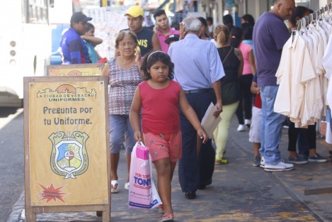 Padres de familia realizan compras de última hora en librerías, zapaterías y en tiendas de uniformes escolares, en la víspera del inicio del ciclo escolar 2017-2018.