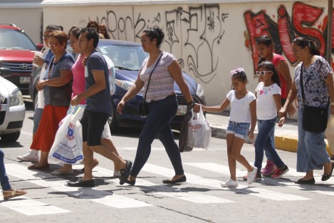 Padres de familia realizan compras de última hora en librerías, zapaterías y en tiendas de uniformes escolares, en la víspera del inicio del ciclo escolar 2017-2018.