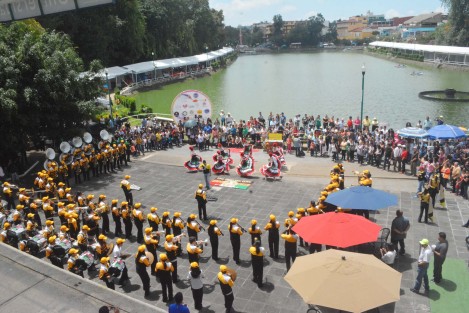 La Búhos Marching Band, de la Escuela Secundaria Técnica No. 3 y  la Banda Halcones se presentaron al mediodía de este domingo en el paseo de Los Lagos, como parte de las actividades artísticas que ofrece el Festival de las Flores #SoyFestival.