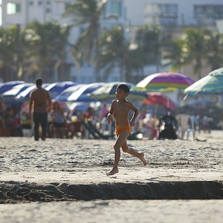 Niños disfrutan de su último día de vacaciones, vísperas al inicio del ciclo escolar.
