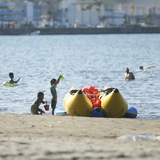 Niños disfrutan de su último día de vacaciones, vísperas al inicio del ciclo escolar.