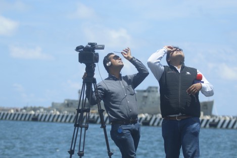 En la conurbación Veracruz - Boca del Río, estudiantes observaronn el inicio del eclipse parcial de sol. Las colegialas se sorprendieron ante el fenómeno pues el último sucedio en 1991 y aún no nacían.  