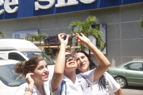 En la conurbación Veracruz - Boca del Río, estudiantes observaronn el inicio del eclipse parcial de sol. Las colegialas se sorprendieron ante el fenómeno pues el último sucedio en 1991 y aún no nacían.  