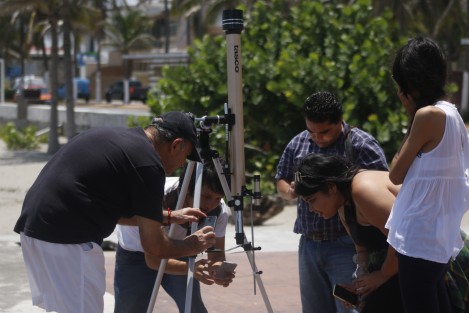 Estudiantes observan el inicio del eclipse total de sol. Las colegialas se sorprendieron ante el fenómeno pues el último sucedio en 1991 y aún no nacían.