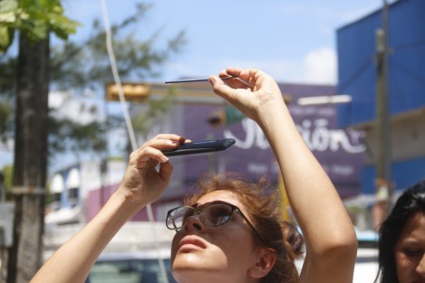 Estudiantes observan el inicio del eclipse total de sol. Las colegialas se sorprendieron ante el fenómeno pues el último sucedio en 1991 y aún no nacían.