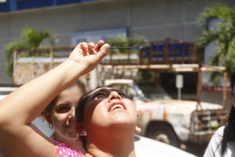Estudiantes observan el inicio del eclipse total de sol. Las colegialas se sorprendieron ante el fenómeno pues el último sucedio en 1991 y aún no nacían.