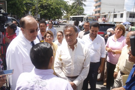 Elgobernador Miguel Ángel Yunes Linares también estuvo en Soledad de Doblado, donde anunció que seguirá regalando vehículos junto con su hijo, pues completarán a la Secretaría de Salud y al Ayuntamiento de esa localidad, para la compra de una ambulancia.
