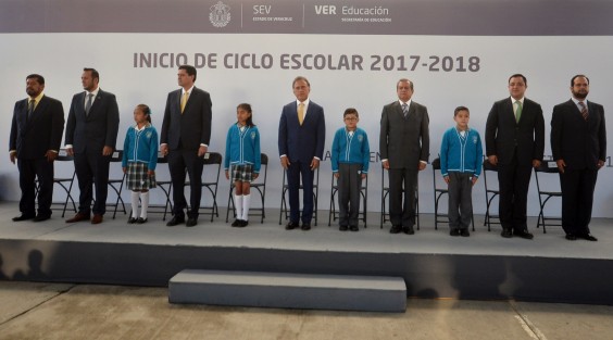 El alcalde Américo Zúñiga Martínez, acompañó al gobernador Miguel Ángel Yunes Linares a la inauguración del ciclo escolar 2017-2018 en la escuela primaria <em>Alfonso Arroyo Flores</em>, asistieron también el Secretario de Gobierno Rogelio Franco Castán; el Secretario de Educación; Enrique Pérez Rodríguez; el director del plantel, Miguel Ángel Martínez Loredo y el diputado Sergio Hernández. 