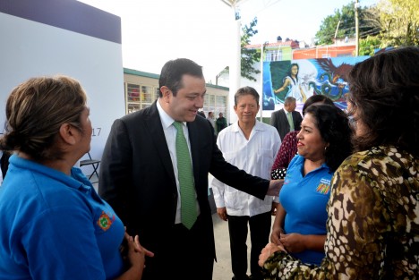 El alcalde Américo Zúñiga Martínez se congratuló por el anuncio de que se invertirán más de 2 mil millones de pesos en el mejoramiento de las escuelas en Veracruz y recordó que su administración ha invertido 53 millones de pesos. 