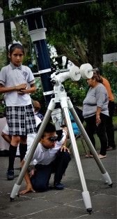 Así observaron los xalapeños el eclipse parcial de sol. 