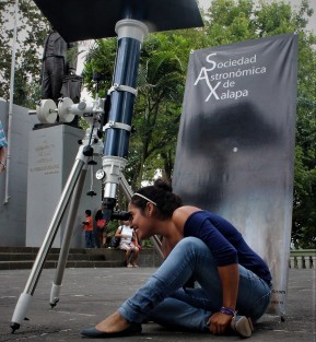 Así observaron los xalapeños el eclipse parcial de sol. 