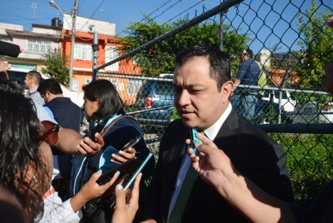 En Xalapa actuamos bajo el amparo de la ley y cuando se actúa conforme a Derecho no hay margen de error, no nos podemos equivocar, porque hemos hecho las cosas adecuadamente, aseguró el alcalde Américo Zúñiga Martínez al referirse a la decisión del Cabildo por ampliar la concesión del relleno sanitario.
