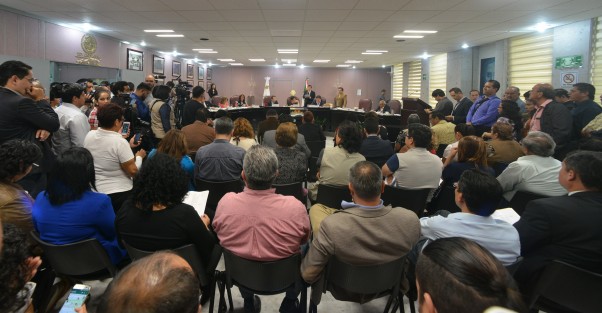 Luego de dejar arreglados sus compromisos personales, se lleva a cabo la Primera Sesón Ordinaria  del Segundo Receso del Primer Año de Ejercicio Constitucional de la LXIV Legislatura de Veracruz. O lo que es lo mismo, ya regresaron algunos a trabajar. 