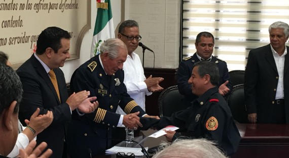 En el marco del Día del Bombero, elementos del Heróico Cuerpo de Bomberos de Xalapa, recibieron reconocimietos por sus años de servicio, en ceremonia realizada en la Sala de Cabildos en el Palacio Municipal de la Capital. 
