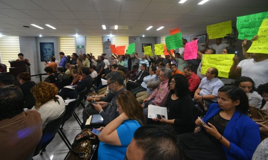 Taxistas se manifestaron durante la sesión del Congreso local contra el reordenamiento del transporte, esto en cuanto algunos puntos que les implican onerosas emulaciones por conceptos de pagos como pintura de unidades, exámenes antidoping, entre otras. 