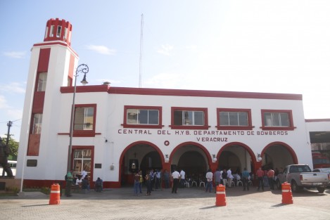 El H y B Cuerpo de Bomberos de Veracruz celebró el aniversario 144 de su fundación. Asistieron autoridades municipales.
