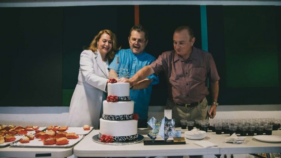 A nombre del alcalde Américo Zúñiga Martínez, la Directora de Cultura, Educación y Deporte, Noemí Santa Brito Gómez, entregó un reconocimiento a la Orquesta Sinfónica de Xalapa en el marco de los festejos del 88º aniversario de su fundación.... y también hubo pastel. 
