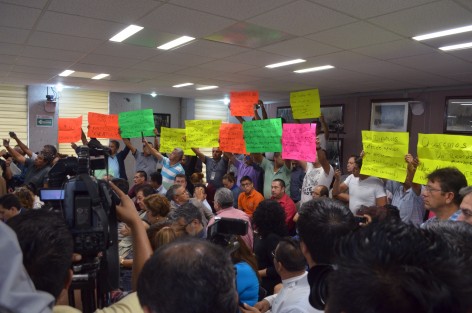 Taxistas se manifestaron durante la primera sesión de la Diputación Permanente, para respaldar la iniciativa presentada por la diputada María del Rocío Pérez Pérez, a fin de exhortar al titular del Ejecutivo del Estado para que inicie diálogo directo con los concesionarios y taxistas de la entidad a fin de que las peticiones de dicho gremio en relación al reordenamiento del transporte público sean atendidas, tales como la ralización del examen antidopng a conductores, de forma gratuita por parte de la SSA.
 