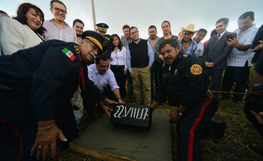 El alcalde de Xalapa, Américo Zúñiga, acompañado de represetantes del H. Cuerpo de Bomberos de Xalapa, colocó la primera piedra de lo que será  la Cuarta Estación de Bomberos de Xalapa, ubicada en la congregación El Castillo, y dará servicio más oportuno a esa zona del municipio y de municipios vecinos. 