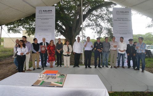 El alcalde de Xalapa, Américo Zúñiga, acompañado de represetantes del H. Cuerpo de Bomberos de Xalapa, colocó la primera piedra de lo que será  la Cuarta Estación de Bomberos de Xalapa, ubicada en la congregación El Castillo, y dará servicio más oportuno a esa zona del municipio y de municipios vecinos. 