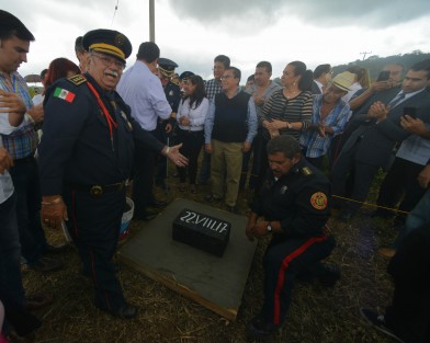 El alcalde de Xalapa, Américo Zúñiga, acompañado de represetantes del H. Cuerpo de Bomberos de Xalapa, colocó la primera piedra de lo que será  la Cuarta Estación de Bomberos de Xalapa, ubicada en la congregación El Castillo, y dará servicio más oportuno a esa zona del municipio y de municipios vecinos. 