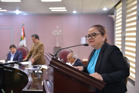La diputada Daniela Guadalupe Griego Ceballos presentó un anteproyecto en el que exhortó al titular de la Secretaría de Educación de Veracruz (SEV) para que convoque a la comunidad veracruzana y del país a un proceso de análisis y discusión de la Reforma a la Educación Normal que plantea el Gobierno Federal, para proponer una reforma que le dé viabilidad y garantice su vigencia como institución responsable de la educación pública.