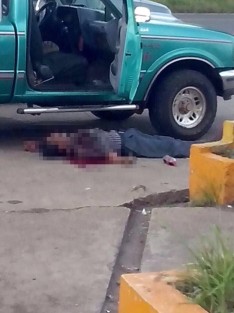 La tarde de este martes, el periodista Cándido Ríos, alias La Pabucha fue asesinado al igual que otros dos hombres en Juan Díaz Covarrubias, municipio de Hueyapan de Ocampo, por hombres armados que llegaron a atacarlos abordo de una camioneta, cuando estaban en una gasolinera.