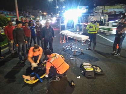 Una mujer fue aparatosamente arrollada por un auto cuando pretendía cruzar el bulevar Xalapa- Banderilla a la altura del Destacamento de la PFP, en la colonia 21 de Marzo, la noche del martes.Fue trasldada a un hospital. 