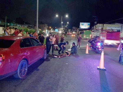 Una mujer fue aparatosamente arrollada por un auto cuando pretendía cruzar el bulevar Xalapa- Banderilla a la altura del Destacamento de la PFP, en la colonia 21 de Marzo, la noche del martes.Fue trasldada a un hospital. 