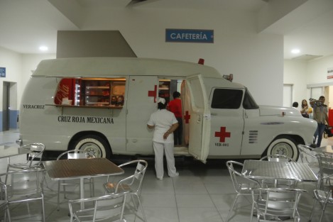 Una ambulancia modelo 1943 es usada como food truck en la cafetería de la Cruz Roja Delegación Veracruz. En el vehículo se oferta comida rápida y se brinda apoyo alimentario a familiares de pacientes hospitalizados que no pueden costear los gastos de alimentación. 