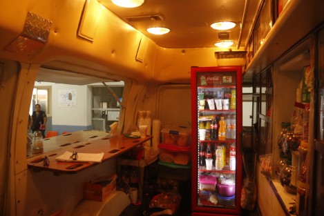Una ambulancia modelo 1943 es usada como food truck en la cafetería de la Cruz Roja Delegación Veracruz. En el vehículo se oferta comida rápida y se brinda apoyo alimentario a familiares de pacientes hospitalizados que no pueden costear los gastos de alimentación. 