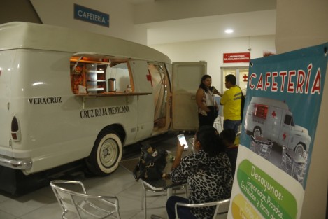 Una ambulancia modelo 1943 es usada como food truck en la cafetería de la Cruz Roja Delegación Veracruz. En el vehículo se oferta comida rápida y se brinda apoyo alimentario a familiares de pacientes hospitalizados que no pueden costear los gastos de alimentación. 