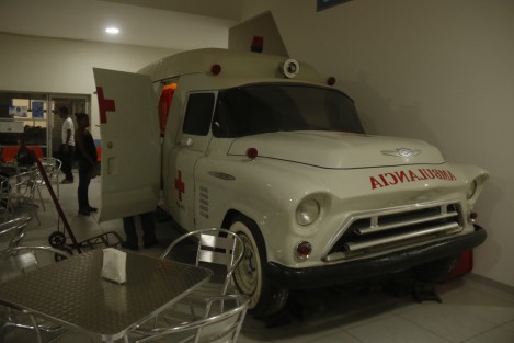 Una ambulancia modelo 1943 es usada como food truck en la cafetería de la Cruz Roja Delegación Veracruz. En el vehículo se oferta comida rápida y se brinda apoyo alimentario a familiares de pacientes hospitalizados que no pueden costear los gastos de alimentación. 