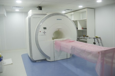 El presidente del consejo de administración de la Cruz Roja Delegación Veracruz, Oswaldo Ficachi, presentó los avances de la obra del nuevo equipo de Resonancia Magnética que prestará el servicio a pacientes que así lo requieran. 