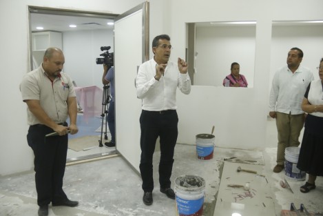 El presidente del consejo de administración de la Cruz Roja Delegación Veracruz, Oswaldo Ficachi, presentó los avances de la obra del nuevo equipo de Resonancia Magnética que prestará el servicio a pacientes que así lo requieran. 