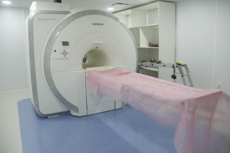 El presidente del consejo de administración de la Cruz Roja Delegación Veracruz, Oswaldo Ficachi, presentó los avances de la obra del nuevo equipo de Resonancia Magnética que prestará el servicio a pacientes que así lo requieran. 