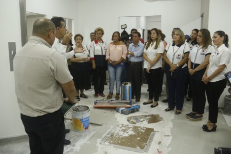 El presidente del consejo de administración de la Cruz Roja Delegación Veracruz, Oswaldo Ficachi, presentó los avances de la obra del nuevo equipo de Resonancia Magnética que prestará el servicio a pacientes que así lo requieran. 
