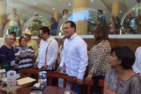 El ex candidato a la gubernatura del Estado de México por el PRD, Juan Zepeda,  estuvo de visita en la ciudad de Xalapa, para reunirse con militantes de su partido y tratar asuntos internos. 