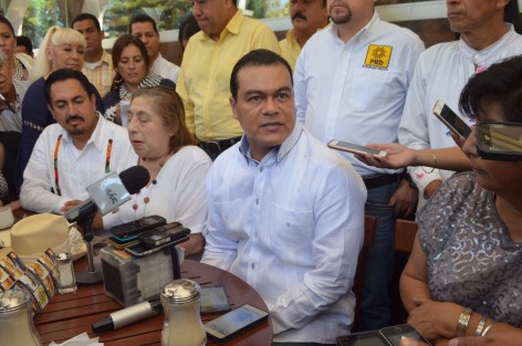 El perredista Juan Zepeda dijo que la inseguridad no se soluciona solo incrementando el número de policías, hay que combatir la corrupción. 