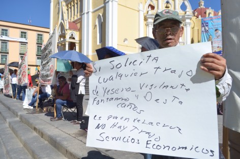 Un hombre se plantó en la Plaza Lerdo en xalapa, solicitando trabajo, ya sea de yesero, fontanero, destapacaños o lo que sea pues en Veracruz no hay empleos.  