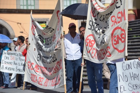 Por segundo día, ex trabajadores del SAS se manifestaron en plaza Lerdo bajo los intensos rayos del sol, piden audiencia con el mandatario estatal ya que denuncian que no han recibido su fondo de ahorro.