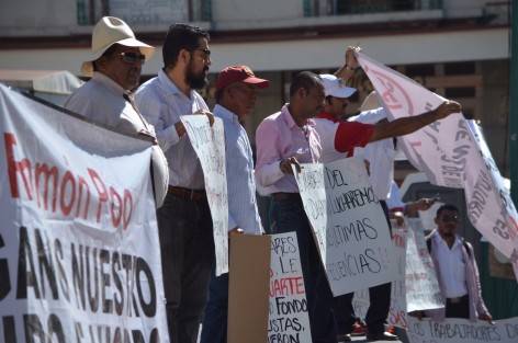 Por segundo día, ex trabajadores del SAS se manifestaron en plaza Lerdo bajo los intensos rayos del sol, piden audiencia con el mandatario estatal ya que denuncian que no han recibido su fondo de ahorro.