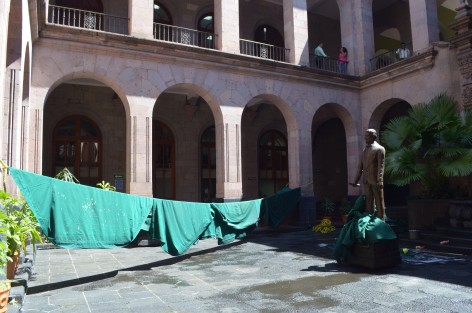El patio del Palacio de Gobierno resultó un excelente lugar para asolear los manteles y alfombras que cubren las mesas para los eventos del gobernador, ya que en esta parte del lugar el sol pega con intensidad y es amplio y ventilado.