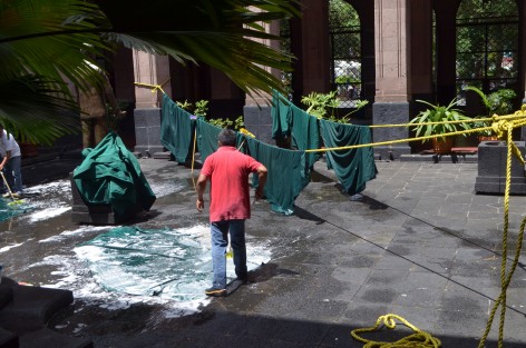 El patio del Palacio de Gobierno resultó un excelente lugar para asolear los manteles y alfombras que cubren las mesas para los eventos del gobernador, ya que en esta parte del lugar el sol pega con intensidad y es amplio y ventilado.