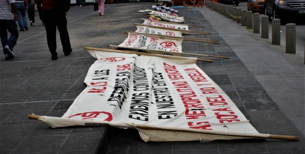 La mañana de este miércoles continuaron su manifestación frente a Palacio de Gobierno, los extrabajadores de SAS. 