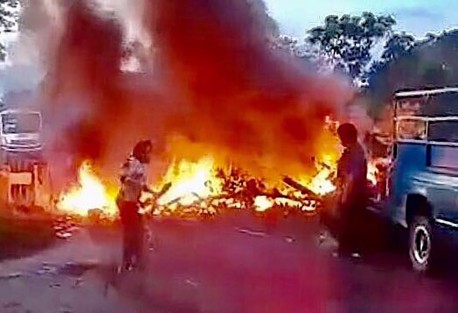 Este Jueves, comuneros bloquean la carretera estatal Misantla- Martínez de la Torre para evitar desalojo del predio San José la Palma. Han puesto barricadas para evitar el paso de los policías.
