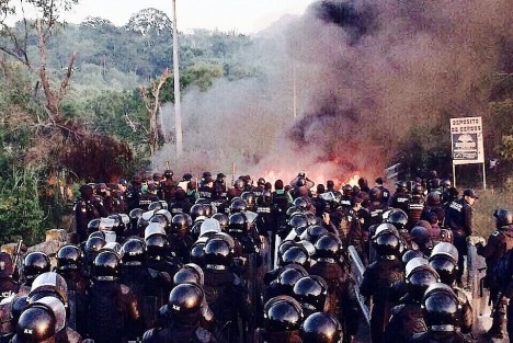 Este Jueves, comuneros bloquean la carretera estatal Misantla- Martínez de la Torre para evitar desalojo del predio San José la Palma. Han puesto barricadas para evitar el paso de los policías.
