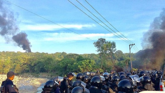 Este Jueves, comuneros bloquean la carretera estatal Misantla- Martínez de la Torre para evitar desalojo del predio San José la Palma. Han puesto barricadas para evitar el paso de los policías.