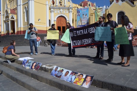 Comunicadores de la capital se congregaron esta mañana en Plaza Lerdo para protestar por la muerte del reportero Cándido Ríos, quien perdiera la vida hace unos días en el Municipio de Hueyapan de Ocampojunto con otras personas.