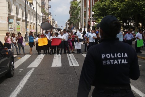 Alumnos y padres de familia del Centro de Atención Múltiple 54 de la colonia Playa Linda en Veracruz, Ver., bloquearon la avenida Independencia en demanda de un transformador nuevo para el plantel educativo, pues hace 4 meses que se encuentran sin energía eléctrica.